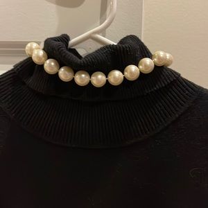Pearl choker.